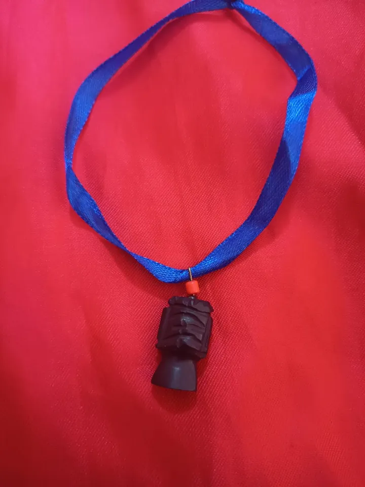 Amuleto de azabache grande con cinta azul